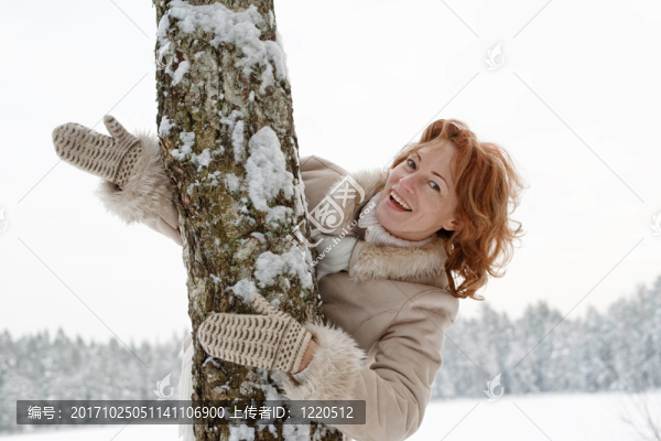 女人成熟成人快樂冬天森林雪自然