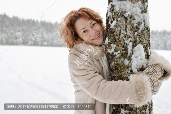 女人成熟的冬天快樂森林雪自然