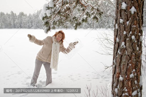 女人成熟的冬天快樂森林雪自然