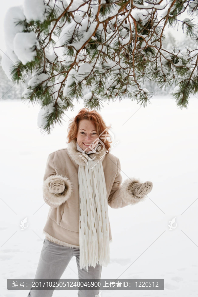 女人成熟的冬天快樂森林雪的性質(zhì)