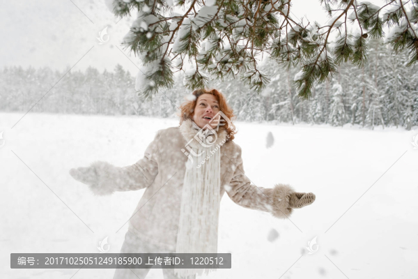 女人成熟的冬天快樂森林雪的性質(zhì)
