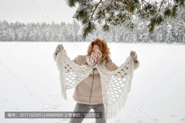 女人成熟的冬天快樂森林雪自然