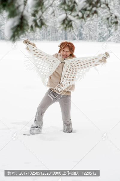 女人成熟的成人快樂的冬天森林的雪自然