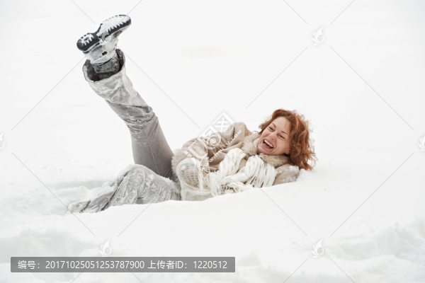 女人成熟的成人快樂的冬天森林的雪自然