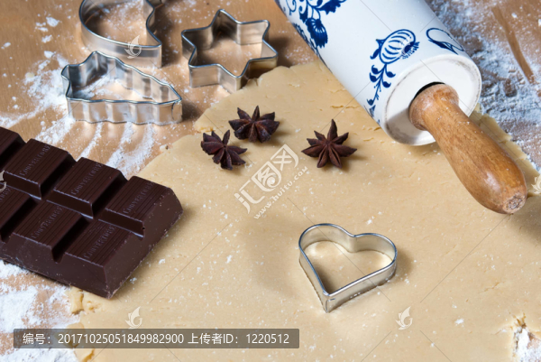 面團(tuán)、模子、八角茴香和巧克力的搟棍
