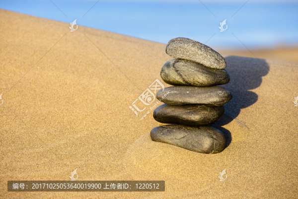沙漠中的石堆