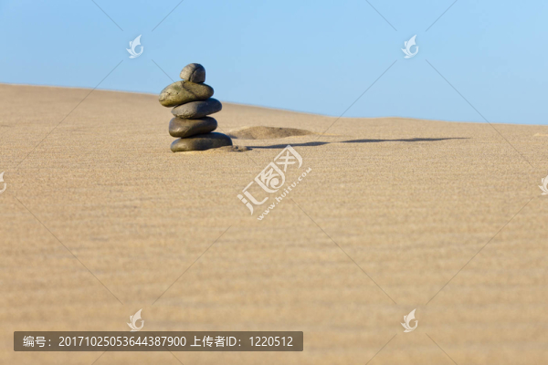 沙漠中的石堆