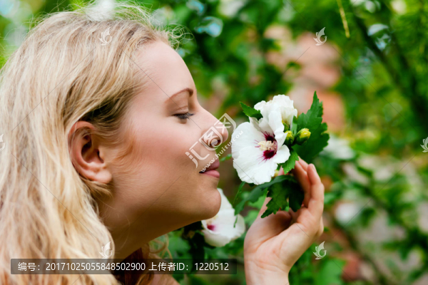 花園里的女人聞到花香