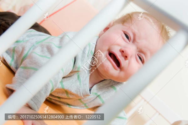 床上嬰兒