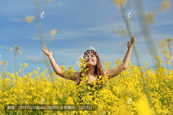 女孩自然草地夏花夫人高興
