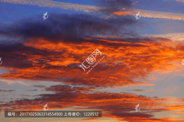 夏日的天空云天空背景下自然自由的夏季W(wǎng)olken