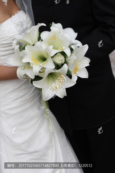 新婚夫婦手捧新娘花束
