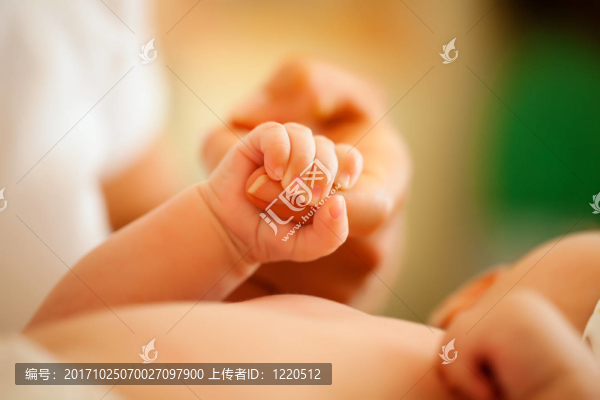 嬰兒與母親伸手