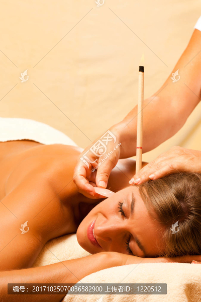 女人和寶石香薰耳燭