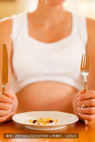 盤滿藥片的孕婦