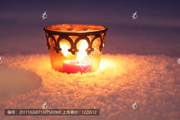 雪中燃燒的蠟燭