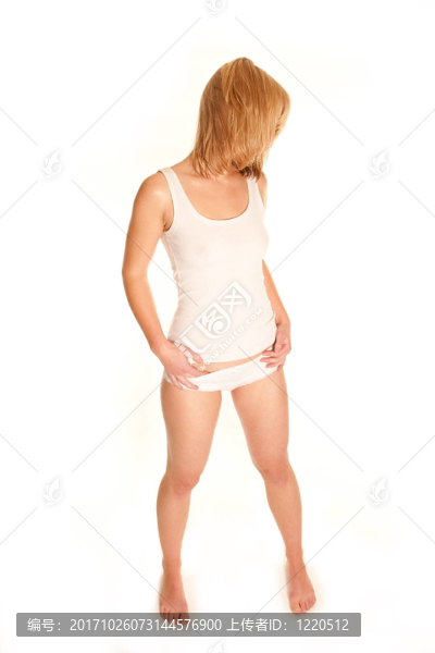 穿白襯衫和白內(nèi)褲的年輕女子