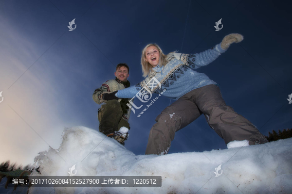 雪坡上的恩愛夫妻