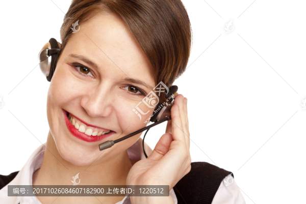 戴著耳機的女人笑著和電話