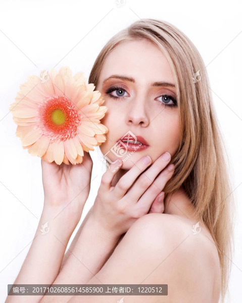 一個(gè)帶花的年輕女子的畫(huà)像