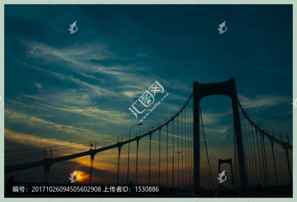 跨海橋上看落日