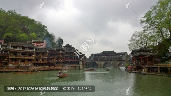 細(xì)雨朦朧的鳳凰