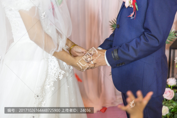 婚禮現(xiàn)場,手牽手