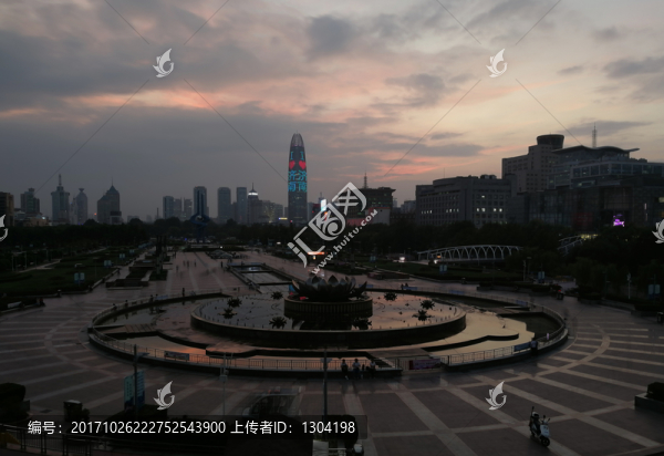 泉城廣場(chǎng)傍晚