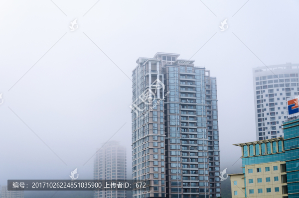 晨霧中的住宅樓