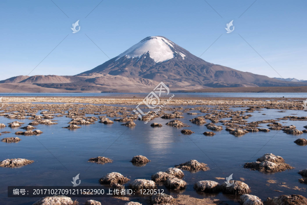 帕里納科塔火山和湖泊chungara,-智利