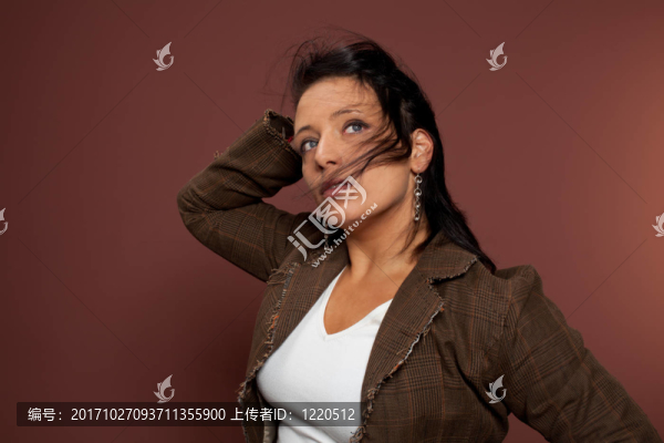 一個棕色背景的漂亮女人的肖像