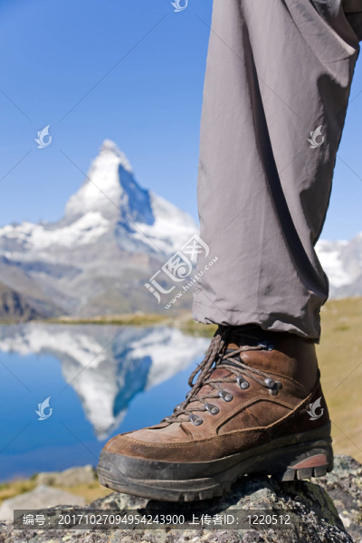 前面的山峰的登山靴