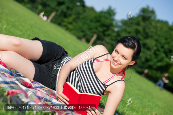 草地上的婦女讀書