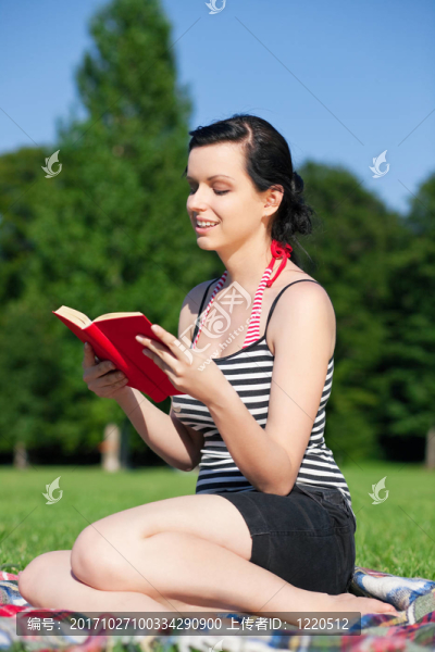 草地上的婦女讀書