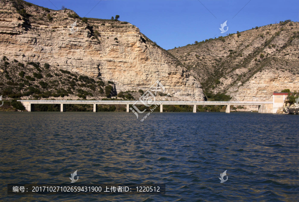 橋在埃布羅河-匯圖網(wǎng) www.fosd68.com 橋在埃布羅河