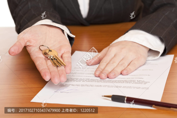 手持鑰匙和租賃協(xié)議的婦女