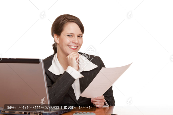 辦公室里的女人手里拿著合同。
