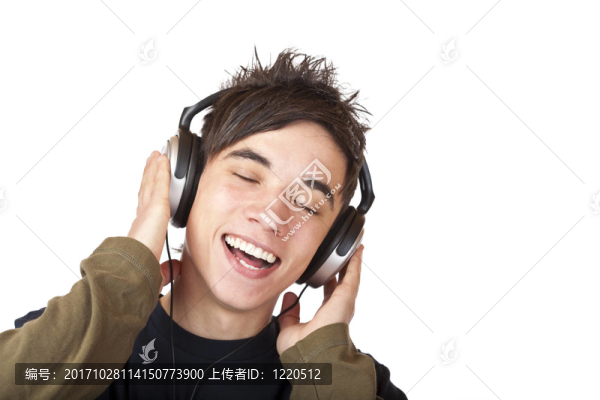 青少年戴耳機(jī)和唱歌聽(tīng)音樂(lè)