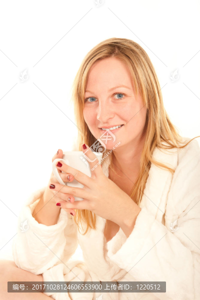 在床上喝咖啡的年輕女子