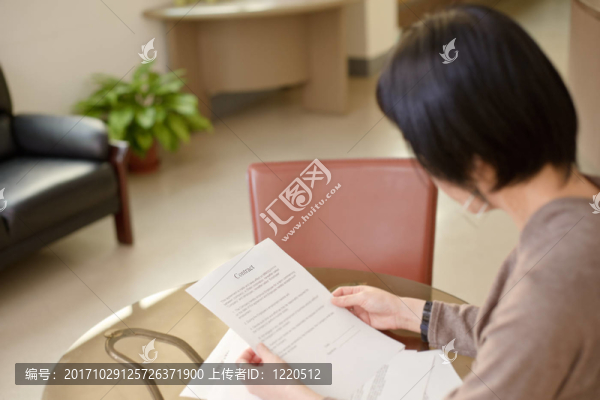 女人