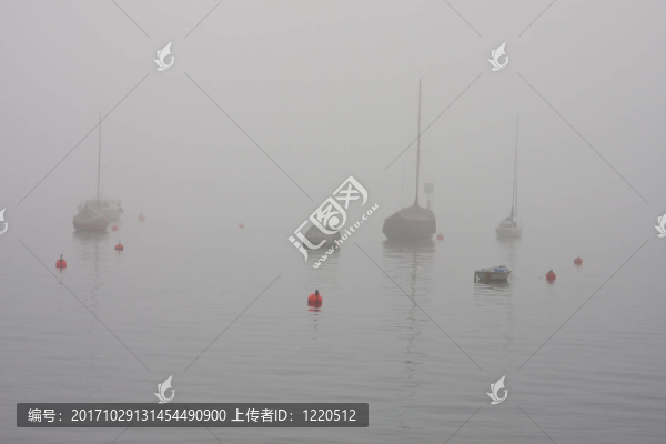 湖面上的霧