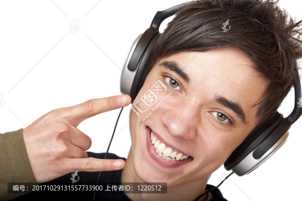 青少年戴耳機聽音樂，開心地笑