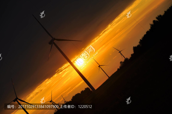 美麗夕陽(yáng)中的風(fēng)力渦輪機(jī)