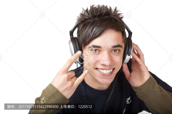 青少年聽音樂笑得開心