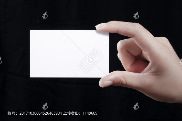 手拿著卡片