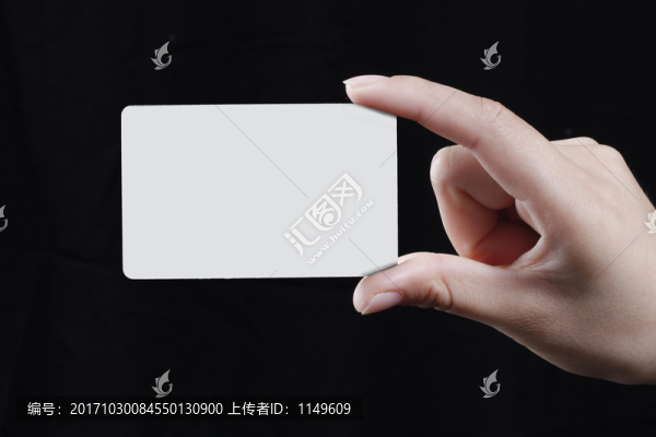手拿著卡片