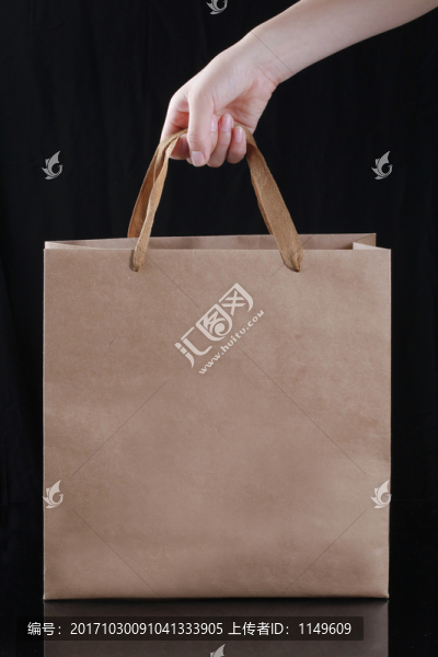 手領(lǐng)著牛皮紙袋