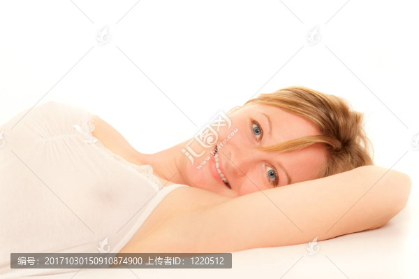 在白色睡衣的年輕女子的肖像