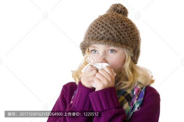 女孩感冒了，擤鼻涕。