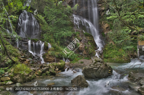 神農(nóng)架天生橋瀑布溪流